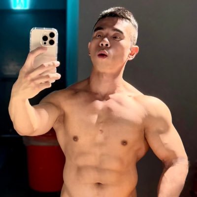 A muscular hung asian hunk (172 cm, 85 kg). OF: https://t.co/mtY52inujH | JFF: https://t.co/mcVBux4RVf