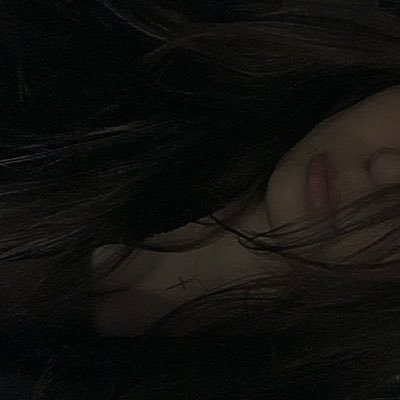 žena z jihu, co nechápe sarkasmus, pije bílý čaj, poslouchá Lanu a je posedlá mrtvými básníky (momentálně krotím muže)