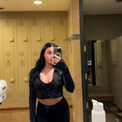 cherry__bandit's profile picture. 28 | Aquarius ♒️ | Only Fancy Cocktails 🍸