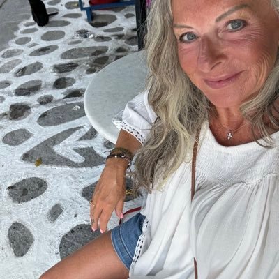 An ordinary girl trying to live an extraordinary life. Yoga loving ITA,Midwife, Boxer,Biker, James Fan & Traveller🏴🎶🏝️@gettawaycollectionco