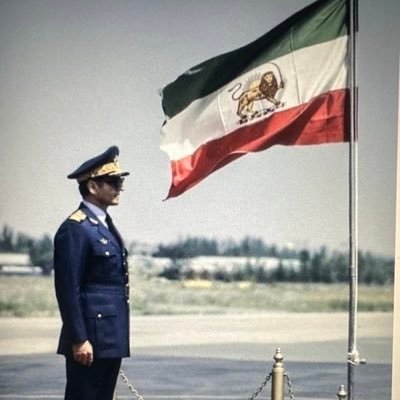 ItssMni's profile picture. ﮼تصمیم‌گرفتم‌عوض‌شم‌وقتی‌دیدم‌همه‌ی‌آدمای‌دورم‌عوض‌شدن