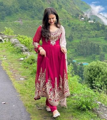 तुम मेरे हो इस पल मेरे हो कल शायद ये आलम ना रहे 🌺✨✨✨
कृष्ण सदा सहायते | 🌼✨