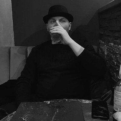 Carpenoctem184's profile picture. save the daylight, walk at night 🌙