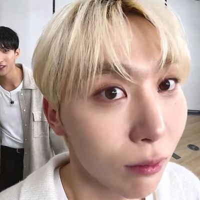 lider do movimento lesbicas com o boo seungkwan