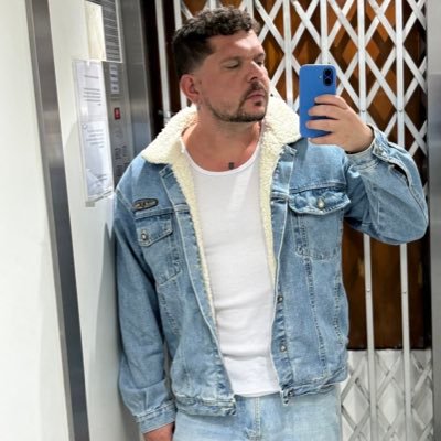 Publicitário. Pós-Graduando em Marketing e Gestão Estratégica. Instagram: @raphcastro