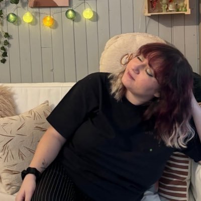 24yo, visionnaire même les yeux fermés, multifandom, puis bah j’ai pas grand chose d’autres à dire quoi