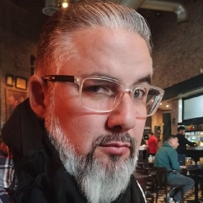 Profesor rural, Ingeniero en Castellano, padre de tres adultos.
Escritor y guionista.
Algunas películas estrenadas y libros publicados.
Instagram @romuncaz