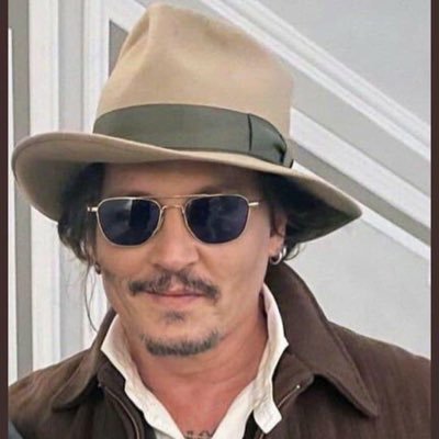 “I love talking to my fans and getting to know them more. This is my private account where I chat with my fans personally, so feel free to message me 🥰❤️🩹💋