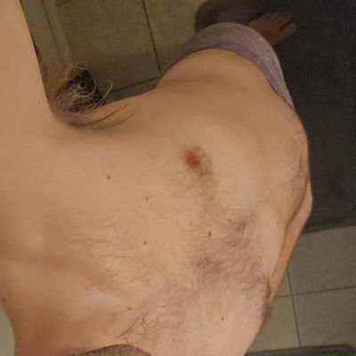 I am 29 please follow if you are 18+ Love gay piss 🌈🇷🇴🇺🇸