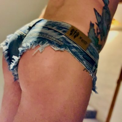 Verse bottom just trying to enjoy life. Watch me be a sloppy hole, or a top. 💦🍆