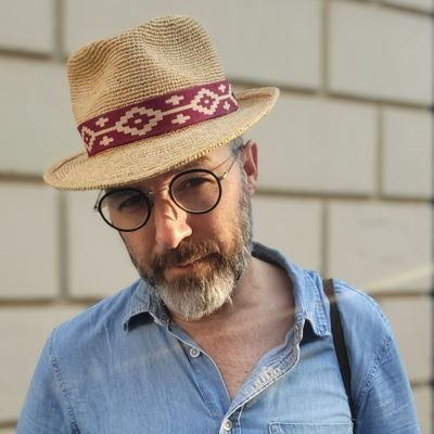 Padre de Lucía. Flamenco, teatrero y gitano jornalero de la cultura, investigador de cosas, historiador del arte, director de escena y dilettante professional.