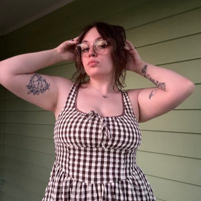 cowgorlbeeboop's profile picture. i just want to listen to taylor swift alone