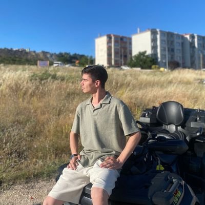 kalkıp gidemediğimiz yerlere dalıp gideriz bazen🌙