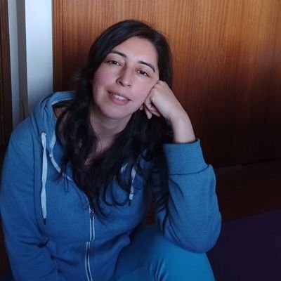Con libertad y expresión de pensamiento e identidad propia.