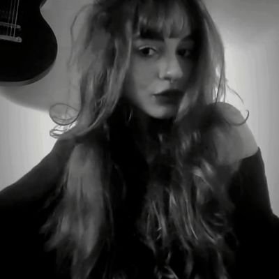 aquariana • artista visual • poetisa • vocalista • maquiadora • cuore appassionato🫀
