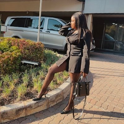 Dear Men in my DM’s I bring absolutely nothing to the table and I love money I might end up selling ur table #KHUZEKA