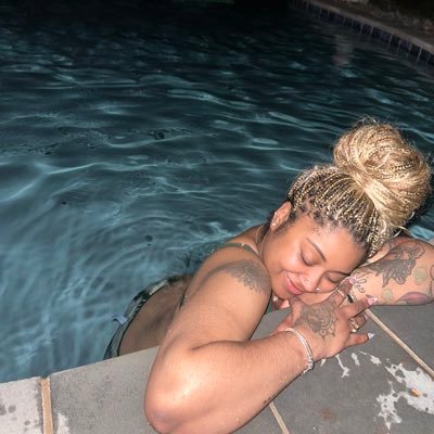 __thereallay's profile picture. 26 | 777 | live with love 🫧