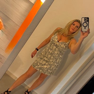 Lindalablonde , loves shoes, loves make up, eyebrows are important!