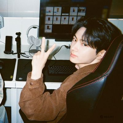 shoutout18_'s profile picture. ot7🧡
           🐹🐈‍⬛🐕🐩🦊🐈🐣
            -connect-