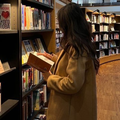 اسعى لتقدم والتطور بشيً يفيدني ، اخطأ كثيراً واتعلم دائماً لااجيد التحدث فقط اجيد الاستماع ، احبُ المطر ، اكتب احياناً