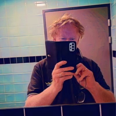 pablopaleidopot's profile picture. Men zegt: AI is gevaarlijk en maakt je dom. Ik ervaar dat niet zo: heb jarenlang veel kennis opgestoken voordat AI er was en kan daardoor goede vragen stellen