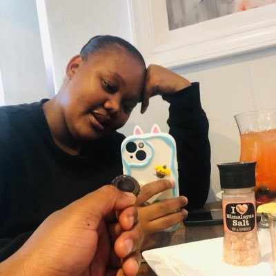 Rere_tee's profile picture. • Ambivert 😊 • Accounting Graduate • IG: Rere_tee