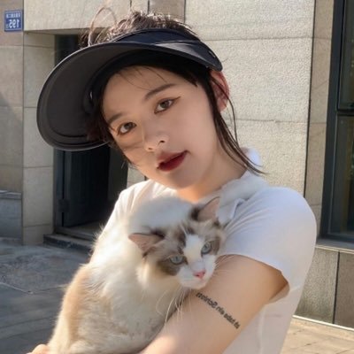 6pTaYP0L0eLdJB's profile picture. glowing with grace with sunshine 🌊💖🌙