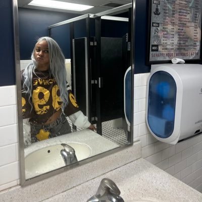 lonergirlifee's profile picture. Idk js low asf