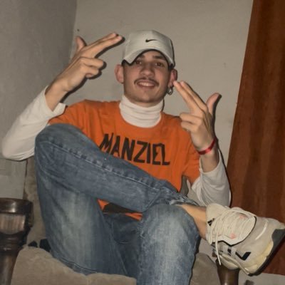 Guapo y bohemio. Servicial y cuartetero. Quemero 🎈 📍 Hospital Español