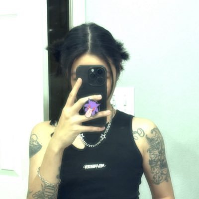 _uhmchristine's profile picture. tranquility in the silver lining🌊 01.05.22 🤍