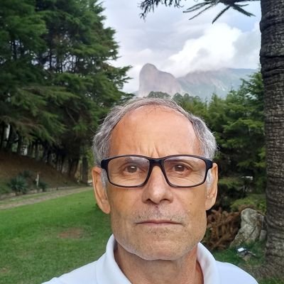 Casado, Católico, conservador, família e patriota.