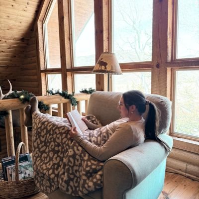 literarilylaura's profile picture. 