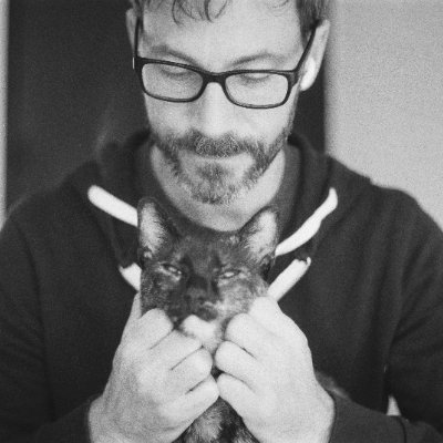 ✦ Webmeister
Playa, front-end, música y fotografía
✦ Hace cositas. A veces las termina