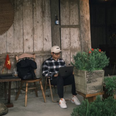 Fuelled by coffee & code. ☕ Navigating the 9-to-5 world by day, and building my own corner of the internet by night. 🚀 Now building: https://t.co/0UYdnnxQGl