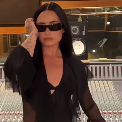 Blackswan ~ Katseye ~ Rhearazzi ~ Lovatic ~ Hottie ~ Bardigang ~ Doechii The Dean 🐊