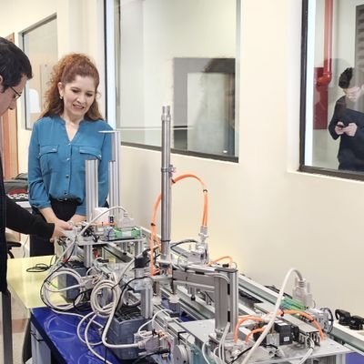 👨👨👧👧Esposa de Romny, madre de Bruno y Lucca
💡Impulsora de la innovación y y tecnología
🚀Emprendedora activa
😃En constante búsqueda de la felicidad