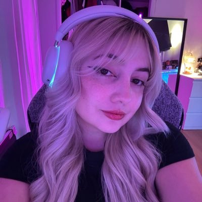Sleep deprived 28 yo who reads and games | KBM cod player💖