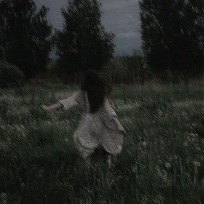 g_nyambura_'s profile picture. Poetry & Nature. Wall Street.