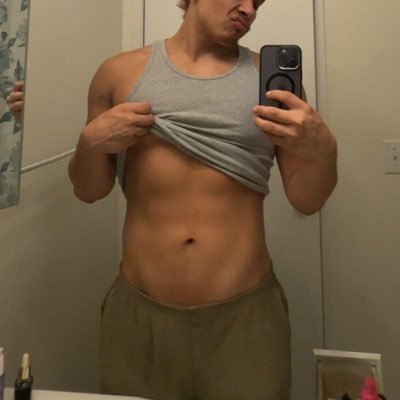 bulgingadventu1's profile picture. 24 / 🎧