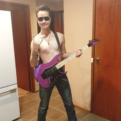 GT994237's profile picture. 18,

Aspiring guitar player,

I love my country 🇭🇲💪