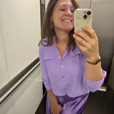 CM op @proximusgroup en @proximus 💜💻 Het is Krystina met een Y!🔥 Eet pasta met een vork 🍝 Neemt al eens een liftselfie 🤳