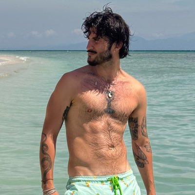Contradictorio como una rumana parisien. Me gustan los viajes, los cactus, los gatos y los Bizums. Ser bohemio, poeta y un golfo me va. ig: @adrianjochu