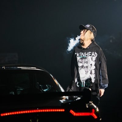 つまらない人ですが 無言フォローすみませんお許しください あと個人的にGLAYのファンです GLAYER歴12年 歌は結構得意です