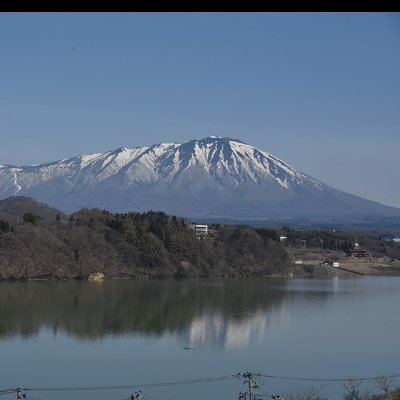 💐撮らせてくれるみんなに感謝 🌬 東京 👨🎨オイルパステルやアクリル絵の具を駆使して、点描など色彩表現の可能性を日々追求しています🔥‼️癒しに溢れた飾りやすい作品を多数取り揃えています🖼️ 山の空気って、どうしてこんなに心地いいんだろう。 一歩ずつ登るたびに、日常のモヤモヤが少しずつ晴れていく。 山頂で