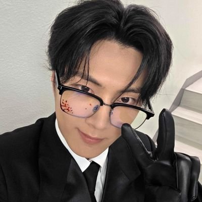 jaywonwrite's profile picture. #enhypen_jay is the standard.  *₊˚✩𖤐‧₊˚