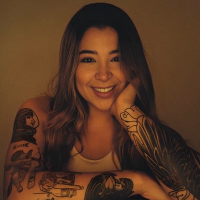 Busco casa con jardín para sembrar mis emociones. Psicóloga pero en twitter no ejerzo.