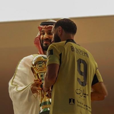 عاشق لعميد الاندية 💛🖤