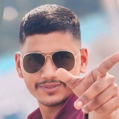 शिक्षक उस मोमबत्ती के समान है जो स्वयं जलकर दूसरों को प्रकाशित करता है ।