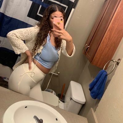 Hey Luv Cum Watch The Show 😘 NO PPV EVER . 24 F Aquarius✨I Reply On Fansly & OF .