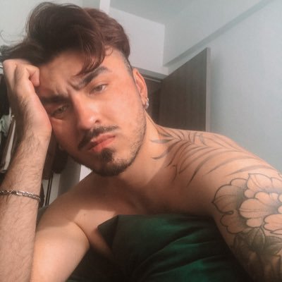 andrescabrasti's profile picture. Professional flop, Makeup Artist and Icon.